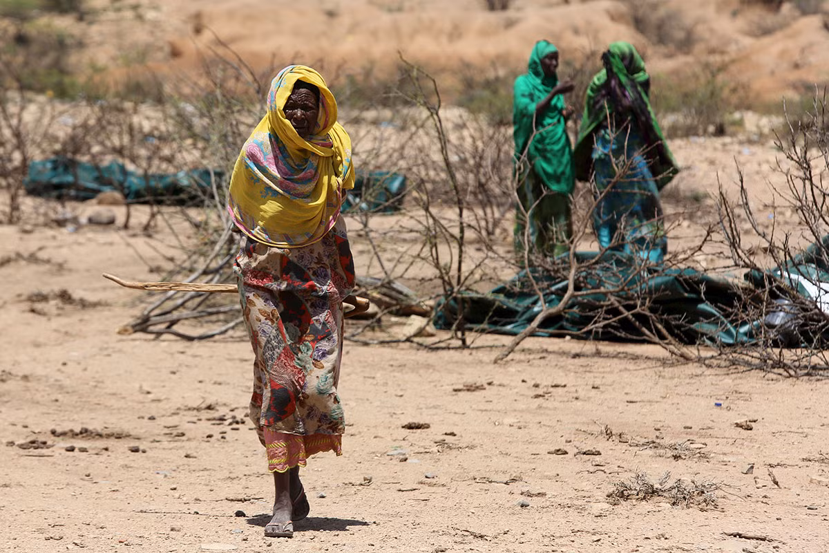 Người phụ nữ đi bộ trong khu trại ở ngoại ô thị trấn Qol Ujeed nằm trên biên giới với Ethiopia ngày 17/4/2016.