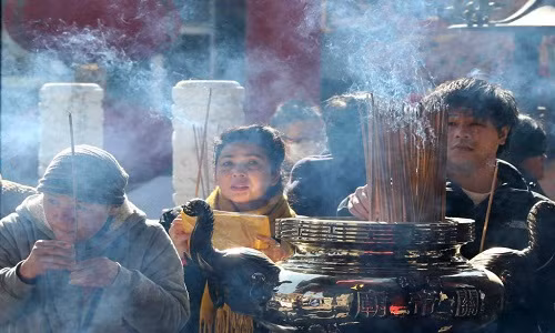 Người dân thắp nhang cầu nguyện tại khu Chinatown ở Yokohama, gần thủ đô Tokyo, Nhật Bản, ngày 28/1.