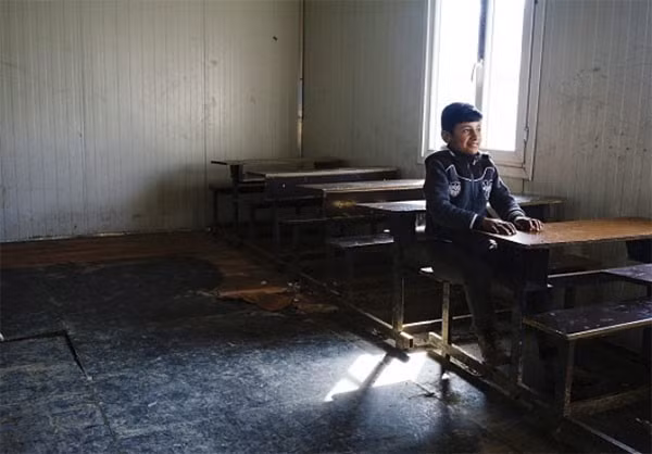 Một bé trai về thăm trường sau khoảng thời gian sơ tán. (Nguồn ảnh: Fars News Agency)