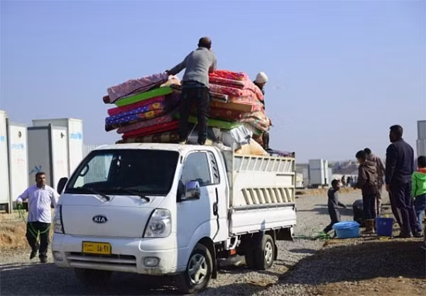 Những chiếc xe liên tục chở người dân Iraq về lại quê hương.