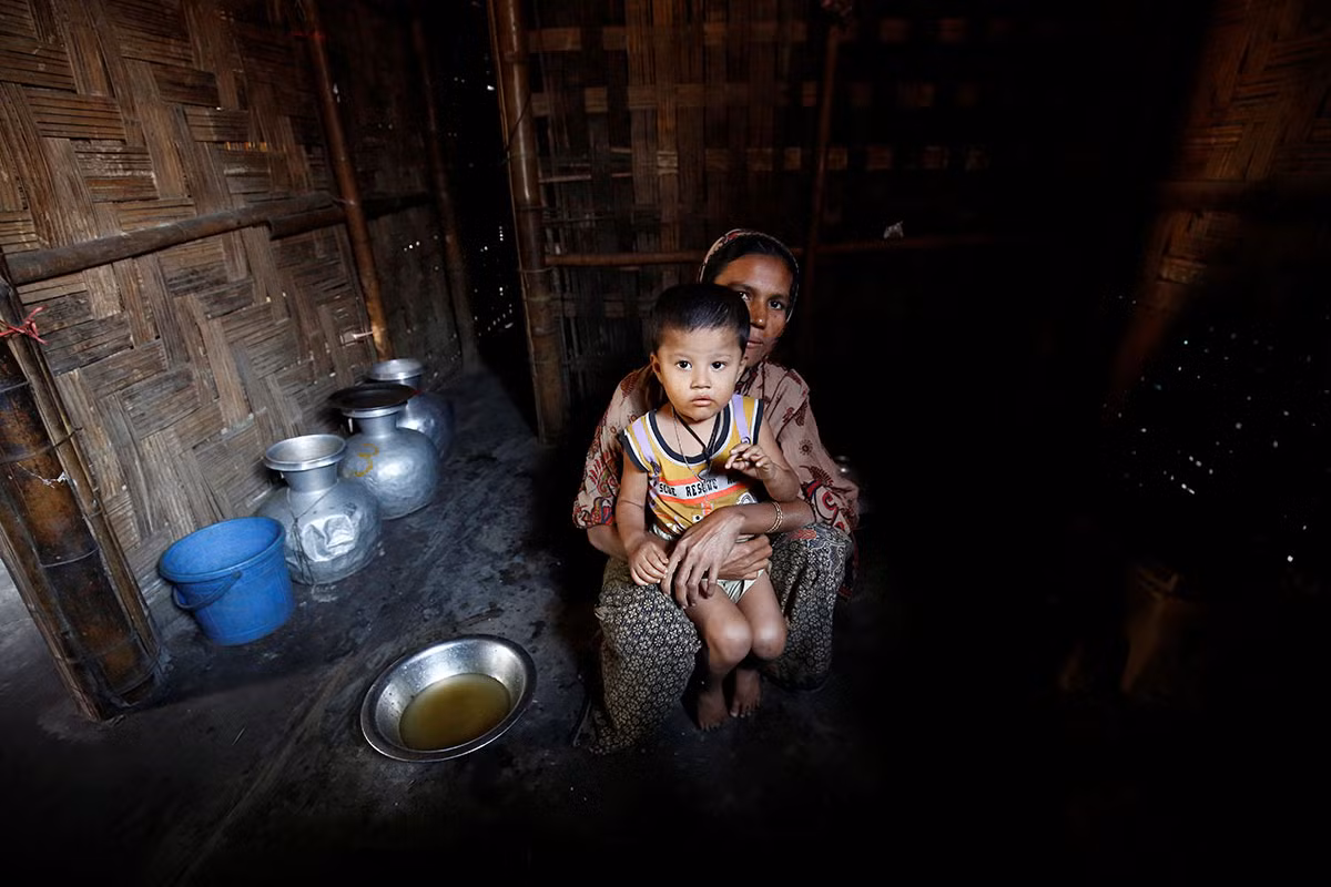 Một người phụ nữ Rohingya ngồi cùng cậu con trai của cô trong khu trại tị nạn Leda ở Teknaf, Bangladesh, ngày 22/11/2016.