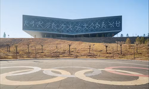 Kangbashi (New Ordos) là một trong những thành phố "ma" ở Trung Quốc. Nhiều công trình kiến trúc trong thành phố “ma” này đều bị bỏ hoang. Ảnh: Sân vận động Ordos có sức chứa lên tới 35.107 người. Ảnh: CNN.