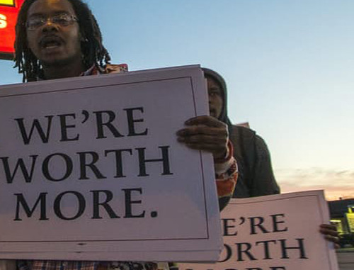 Những cuộc biểu tình đòi tăng lương tối thiểu vẫn diễn ra trên thế giới. Người lao động mong muốn nhận được khoản thù lao tương xứng với công sức họ bỏ ra.