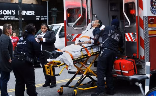 Một nạn nhân bị thương được đưa tới bệnh viện. Ảnh: Daily Mail.