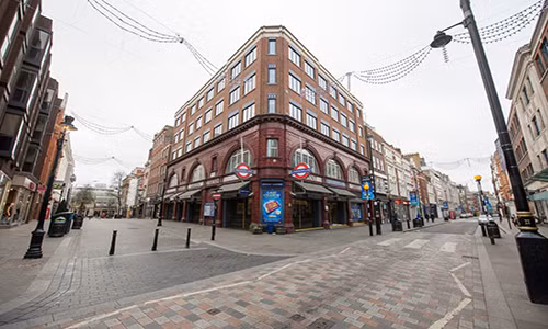 Ga tàu điện ngầm Covent Garden ở thủ đô London (Anh) thường ngày vốn đông đúc, bận rộn nhưng lại không bóng người qua lại hôm 25/12/2016.