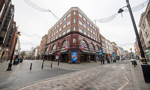 Ga tàu điện ngầm Covent Garden ở thủ đô London (Anh) thường ngày vốn đông đúc, bận rộn nhưng lại không bóng người qua lại hôm 25/12/2016.