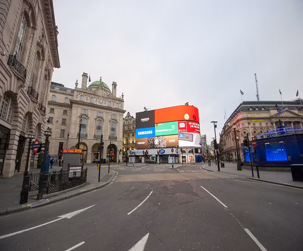 Giao lộ Piccadilly Circus ở London cũng thật yên ắng.