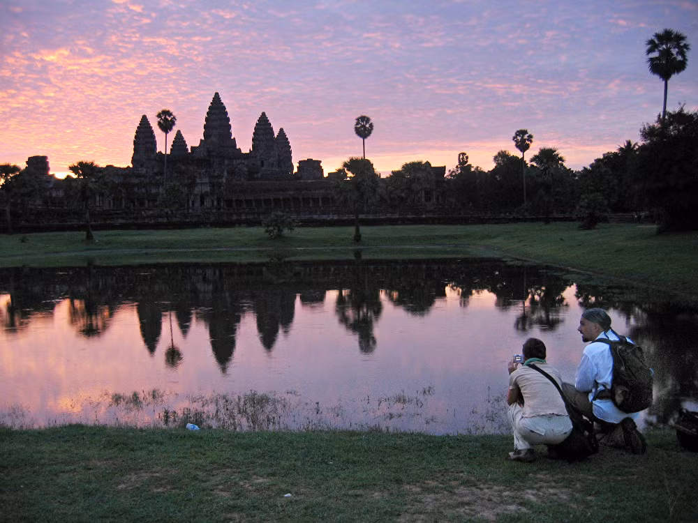 Du khách chụp ảnh ngôi đền Angkor Wat lúc mặt trời mọc hôm 14/7/2014.