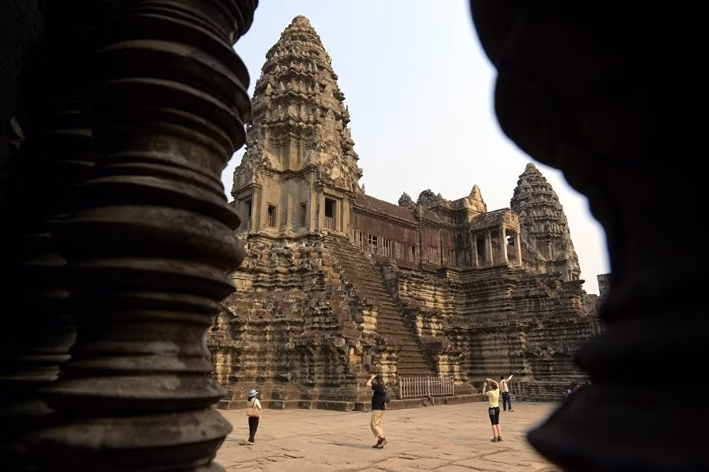 Du khách chụp ảnh ngôi đền Angkor thuộc tỉnh Xiêm Riệp ngày 20/3/2015.