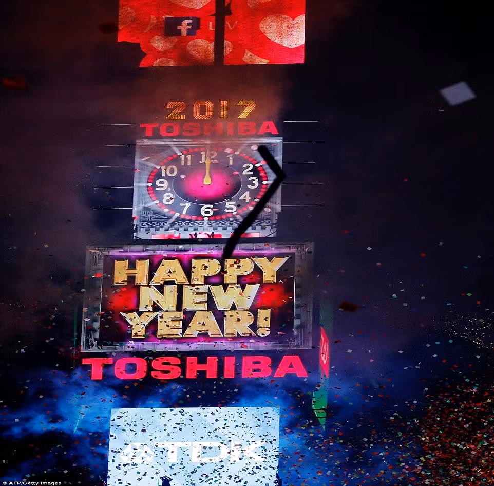 Dòng chữ “Happy New Year” ở Quảng trường Thời Đại xuất hiện khi đồng hồ điểm đúng 24 giờ ngày 31/12/2016 (tức 12 giờ ngày 1/1/2017 theo giờ Việt Nam).