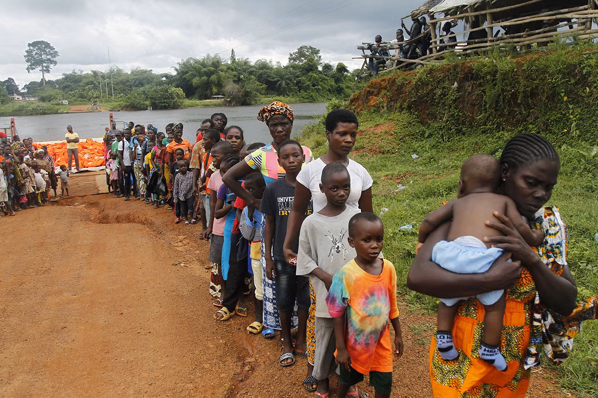 Những người tị nạn đến từ Liberia xếp hàng dài ở làng Prolo, Bờ Biển Ngà, ngày 20/5/2016.