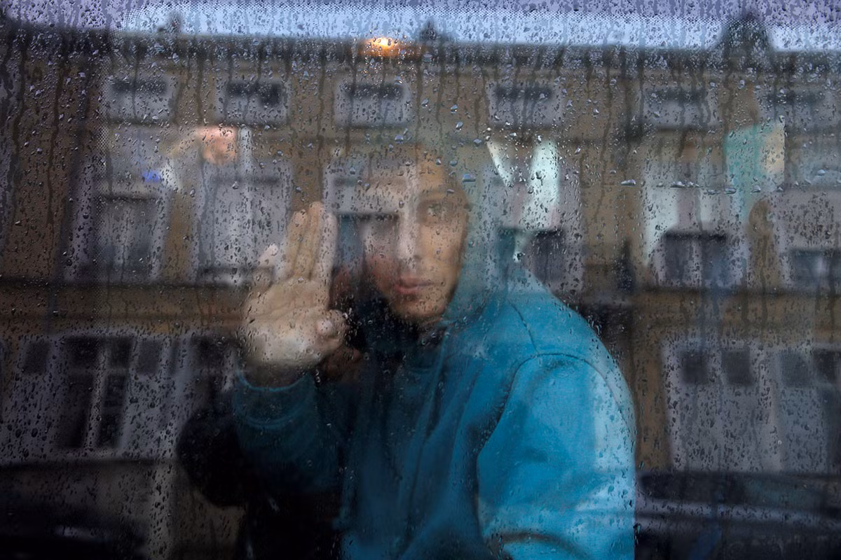 Một di dân Afghanistan vẫy tay khi ngồi trên chiếc xe tải rời Saint Omer, Pháp, tới nước Anh, ngày 18/10.