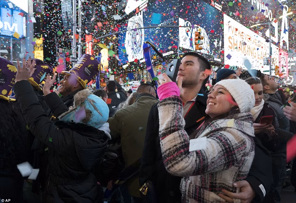 ...và hàng tấn hoa giấy đầy màu sắc tung bay ở Quảng trường Thời Đại vào thời khắc chuyển giao giữa năm cũ và năm mới.