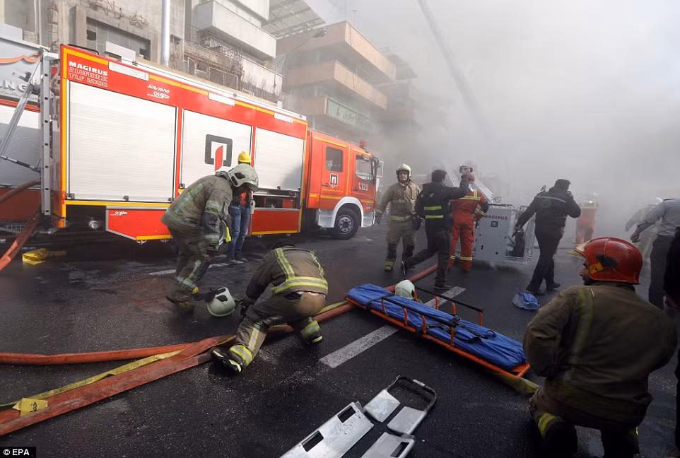 Công tác cứu hộ vẫn diễn ra khẩn trương. Hiện, các nhà chức trách Iran đang mở cuộc điều tra vụ việc. (Nguồn ảnh: Daily Mail)