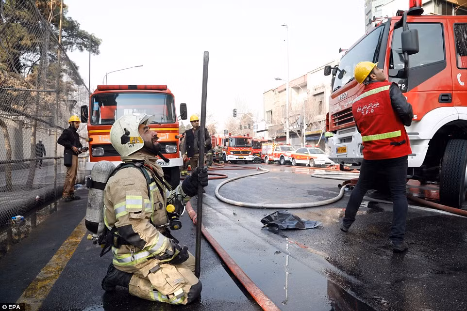 Một người lính cứu hỏa bật khóc trong lúc chữa cháy. Đồng đội của anh đã bị mắc kẹt trong tòa trung tâm mua sắm này.