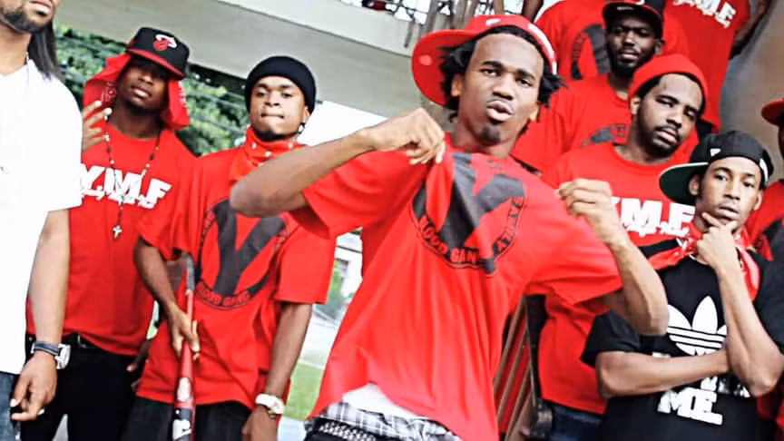 Bloods là một tổ chức tội phạm được thành lập tại Los Angeles, California, Mỹ. Được biết, sau khi gia nhập Bloods, các thành viên sẽ phải “khắc” kí hiệu 3 vòng tròn trong một hình tam giác trên cánh tay phải hoặc bàn tay phải của mình để thể hiện lòng tự hào khi đứng trong băng đảng này.