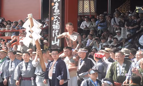 Yakuza ở Nhật Bản cũng là một trong những băng đảng tội phạm khét tiếng trong thế giới hiện đại. Nhiều thành viên trong băng đảng Yakuza nắm giữ những vị trí cao trong giới truyền thông Nhật Bản cùng nhiều lĩnh vực có ảnh hưởng khác trong nước. Yakuza được coi là băng đảng lớn nhất thế giới với hơn 100 nghìn thành viên.