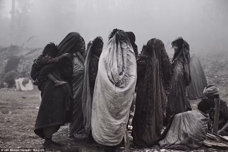 Những người phụ nữ thuộc bộ tộc Raute tập trung tại khu trại ở huyện Accham, Nepal.