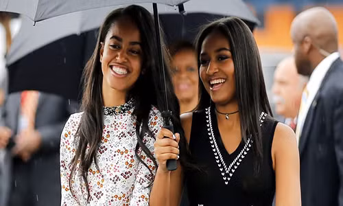 Malia Obama thích chụp ảnh “tự sướng”. Cô gái 18 tuổi cũng thường đăng tải những bức hình selfie và video tự quay.