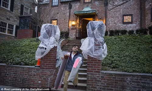 Được biết, dinh thự rộng hơn 760 m2 và có 9 phòng ngủ, 8 phòng tắm.