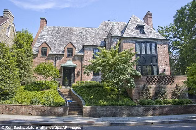 Khung cảnh bên ngoài ngôi nhà mới của gia đình ông Obama.