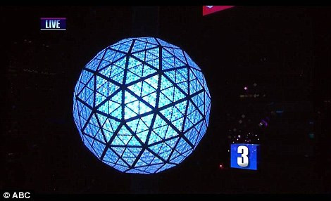 Được biết, quả cầu pha lê này được ghép từ 2.688 tấm pha lê nhỏ và nặng khoảng 5,4 tấn. Quả cầu năm 2017 mang chủ đề "Gift of Kindness" (Tạm dịch: Món quà của lòng nhân ái).