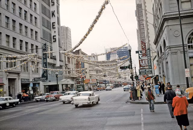 Cảnh người dân và xe cộ đi lại tấp nập trên đường phố.