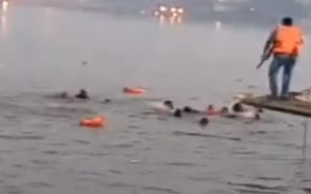 Ngay sau khi vụ tai nạn thương tâm xảy ra, cảnh sát và lực lượng cứu hộ mau chóng được triển khai tới hiện trường, giải cứu các nạn nhân và tìm kiếm những người mất tích. Ảnh: NDTV.