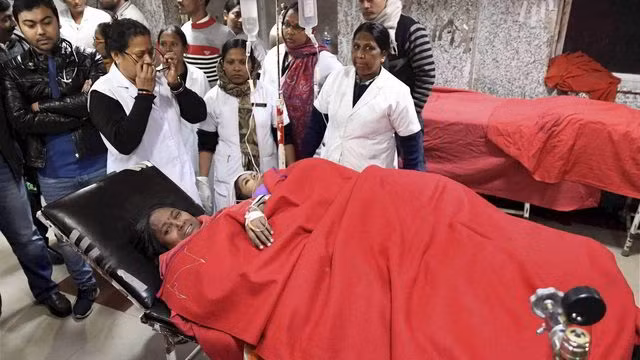 Khoảng 10 người bị thương đã được đưa tới bệnh viện điều trị. Ảnh: Các nạn nhân may mắn được giải cứu. (Nguồn: PTI).