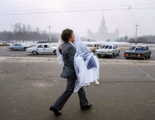 Chú rể bế cô dâu sau đám cưới ở Moscow năm 1984.