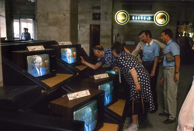 Cửa hàng bán tivi ở Moscow năm 1988. (Nguồn ảnh: Vintag)
