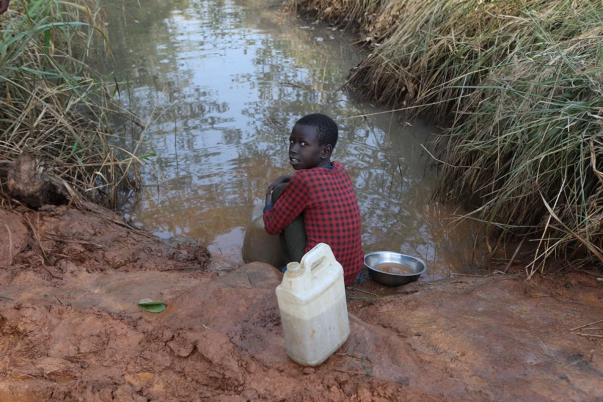 Một em nhỏ tị nạn đến từ Nam Sudan đang lấy nước từ một thung lũng ở Yumbe, Uganda, ngày 7/12/2016. (Nguồn ảnh: Al Jazeera)