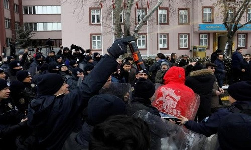 Cảnh sát Thổ Nhĩ Kỳ đã phải sử dụng hơi cay và vòi rồng để giải tán đám đông bên ngoài tòa nhà Quốc hội.