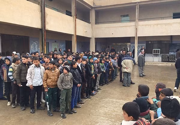 Anh: Hoc sinh Iraq no nuc di hoc o thanh pho Mosul-Hinh-12