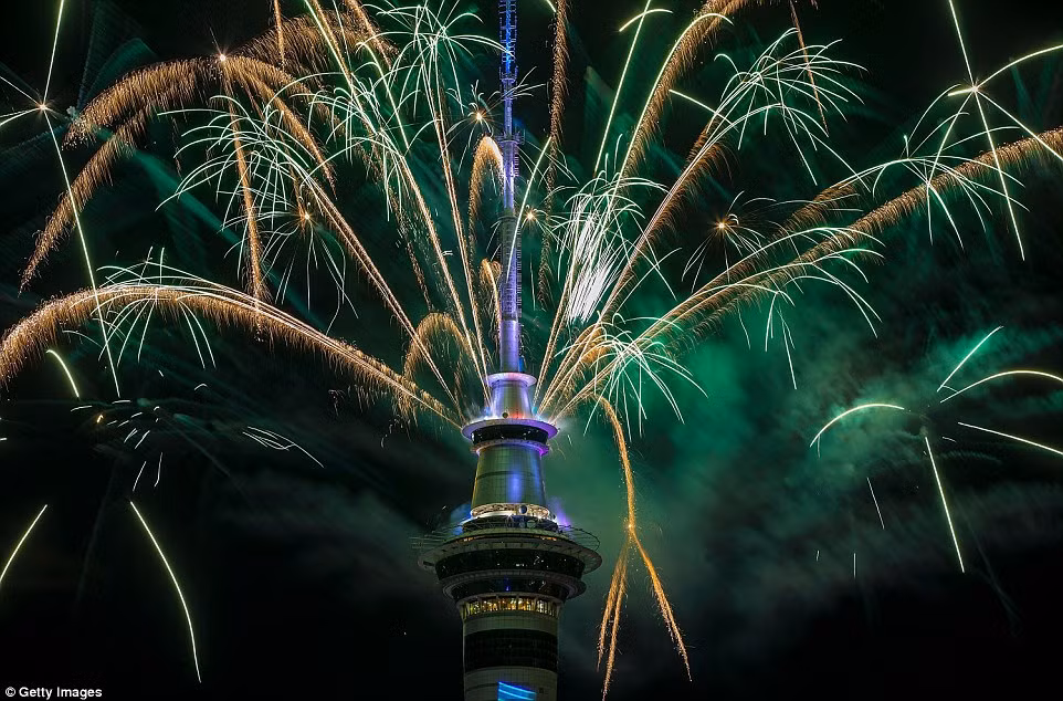 Màn bắn pháo hoa mừng năm mới ở Tháp Sky, Auckland, New Zealand, kéo dài 5 phút.