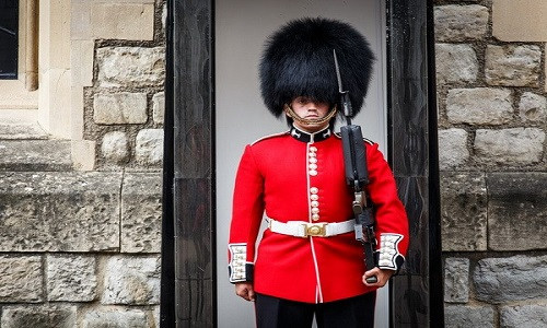 Nu hoang Anh suyt bi linh gac ban chet luc 3 gio sang