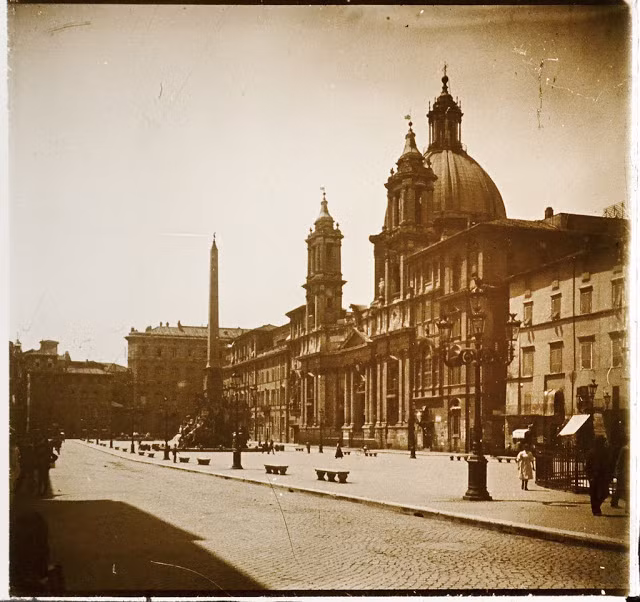 Không gian tĩnh lặng bên ngoài một nhà thờ ở thủ đô Rome.