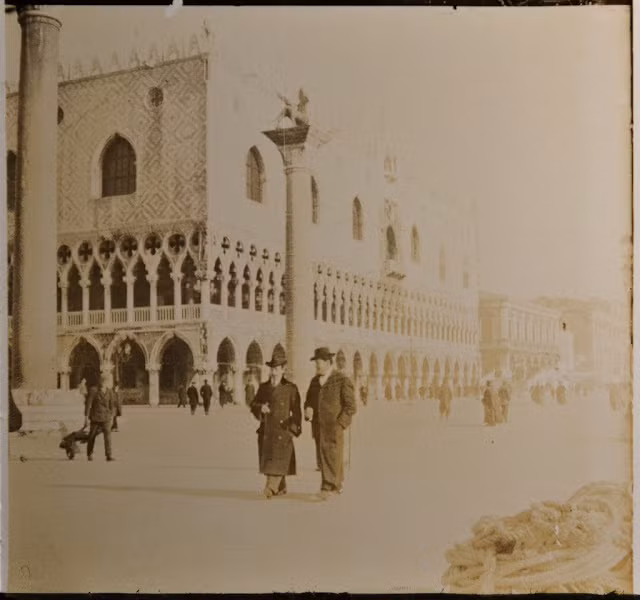 Quang cảnh bên ngoài Dinh tổng trấn trong thành phố Venezia.