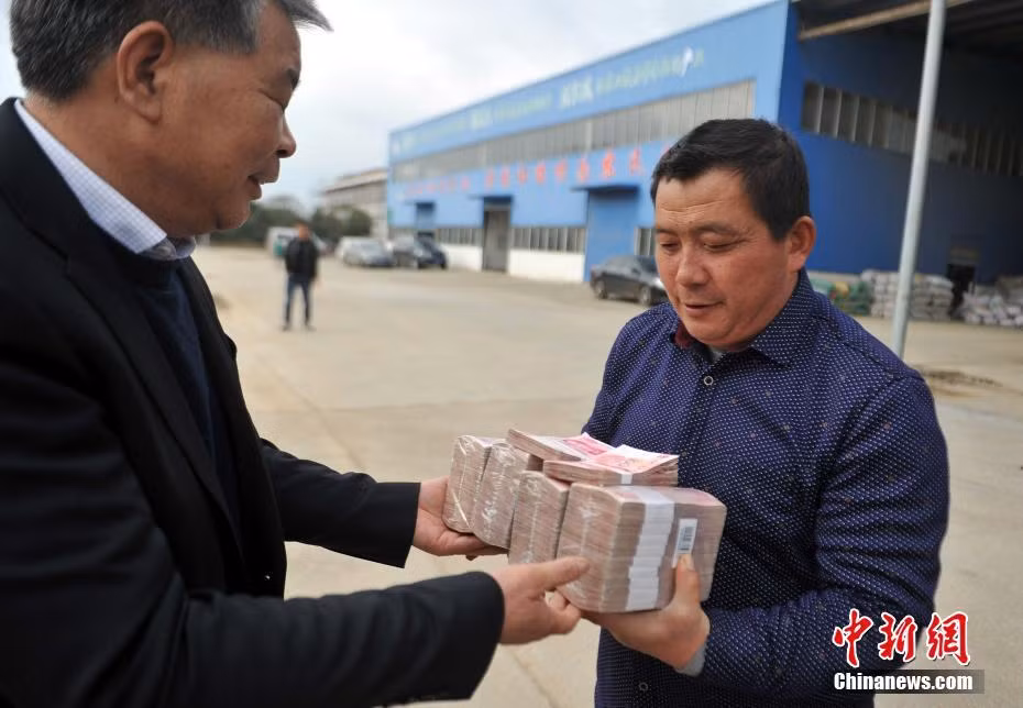 Các nông dân nhận những cọc tiền lớn.