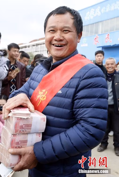 Những nụ cười tươi rói của các nông dân nhận thưởng Tết.