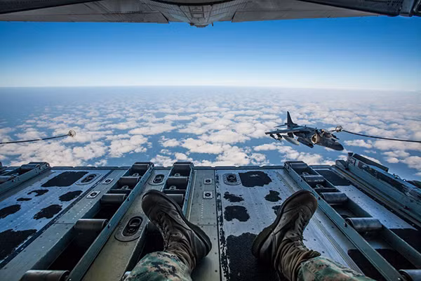 Thực hành kỹ năng tiếp nhiên liệu trên không gần sân bay MCAS Cherry Point ở Bắc Carolina ngày 15/11/2016.