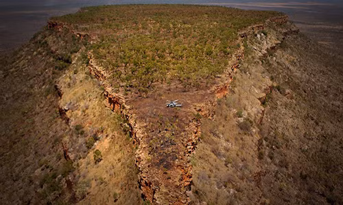 Trực thăng UH-1Y Huey hạ cánh trên đỉnh núi Wollondain để đón một tốp lính thủy đánh bộ Mỹ ở khu huấn luyện Bradshaw Field (BFTA), Australia, ngày 13/8/2016.