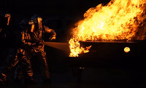 Lính Thủy quân lục chiến Mỹ tham gia buổi diễn tập kỹ năng xử lý một vụ cháy tại căn cứ 29 Palms ở California (Mỹ) ngày 23/6/2016.