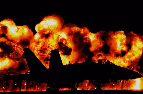 "Bức tường Lửa" là một phần trình diễn độc đáo tại triển lãm hàng không ở sân bay MCAS Cherry Point năm 2016.