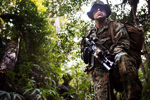 Jozay Gonzalez đảm bảo an toàn cho đơn vị của anh khi họ băng qua một khu vực nguy hiểm ở Trại Hansen, Okinawa (Nhật Bản) ngày 7/1/2016 trong đợt huấn luyện kéo dài 3 ngày.