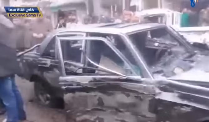 Được biết, hồi tháng 5/2016, thành phố Jableh và Tartus ở tỉnh Latakia cũng hứng chịu nhiều vụ đánh bom làm ít nhất 150 người thiệt mạng. Ảnh: Một chiếc ô tô bị hư hại nghiêm trọng trong vụ đánh bom ở Syria hôm 5/1. (Nguồn: RT).