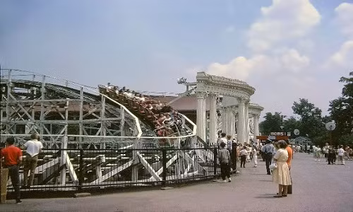 Người dân thích thú khi chơi tàu lượn.