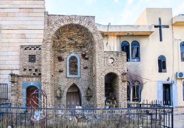 Quang cảnh phía bên ngoài nhà thờ.