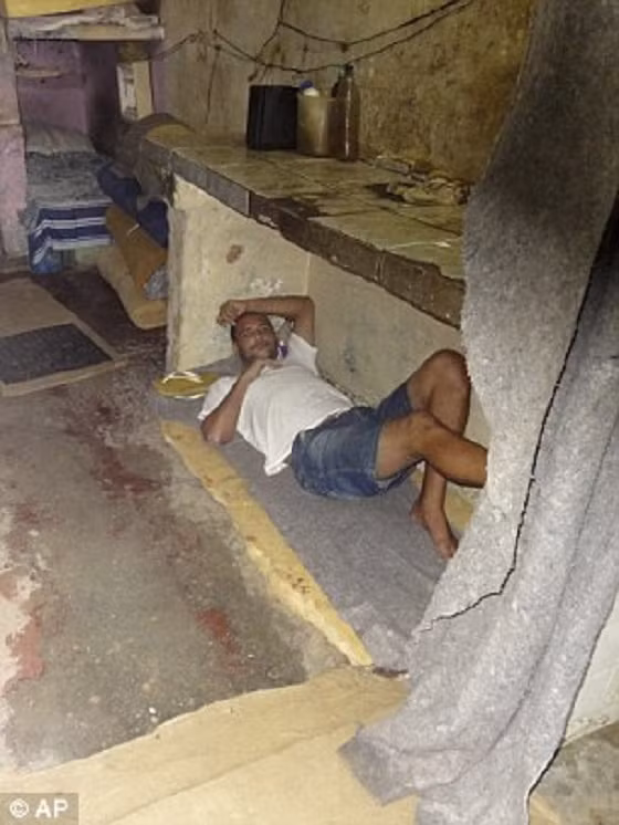 Những tù nhân này phải sống trong những phòng giam chật chội, tối tăm và bị rết độc, chuột,... “đe dọa”.