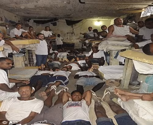 Nhiều phạm nhân phải nằm trên nền gạch hoặc những tấm đệm rách nát trong điều kiện mất vệ sinh ở nhà tù Instituto Penal Placido de Sa Carvalho.